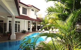 Rumah Putih B&B Sepang - Klia 1&2